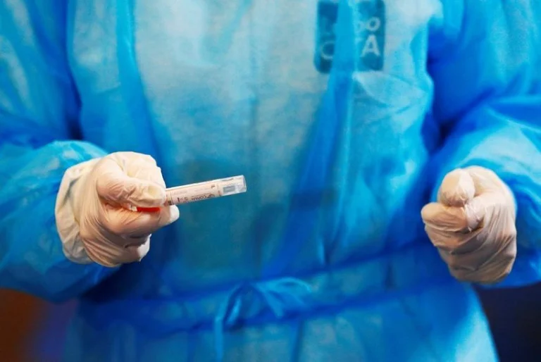 MSH i reagon Konjufcës për akuzat rreth licencimit të laboratoreve private për COVID-19