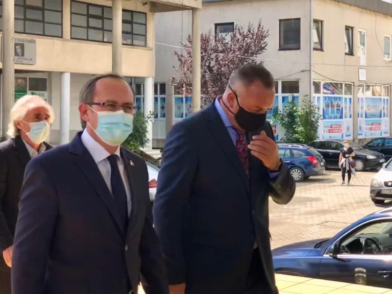 Hoti në Deçan pritet nga Ramosaj, në takim edhe komandanti i KFOR-it
