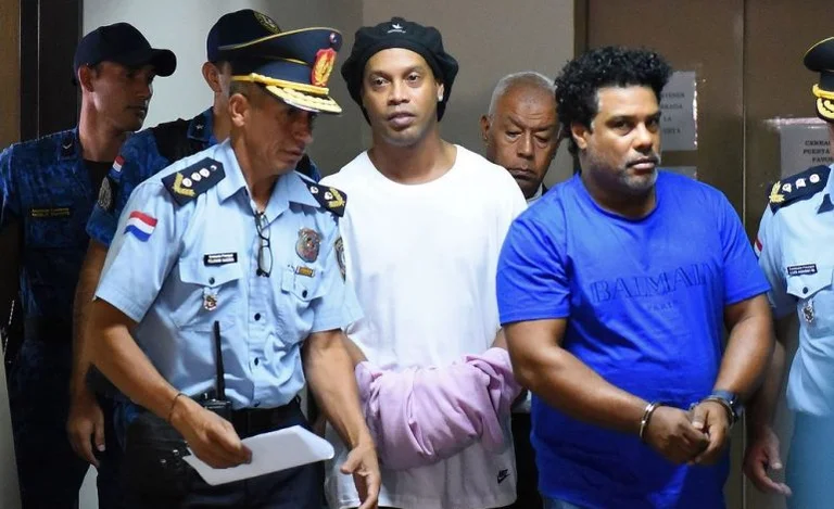 Pas pesë muajve burg në Paraguaj, më në fund lirohet Ronaldinho