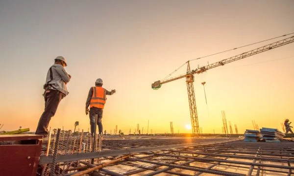 Gjakovë/ Punëtori 26 vjeçar që ra nga lartësia dërgohet në gjendje të rëndë në QKUK