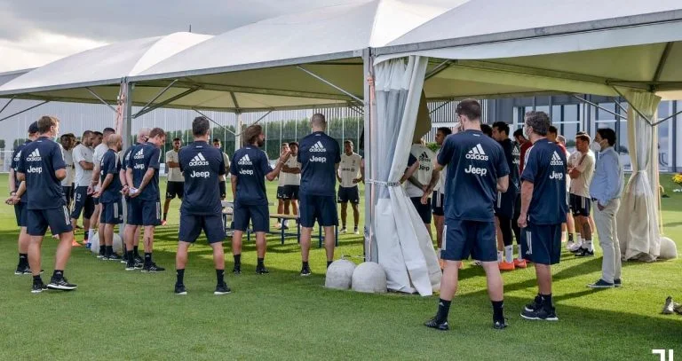 Immagine della prima formazione di Pirlos con Juvenus