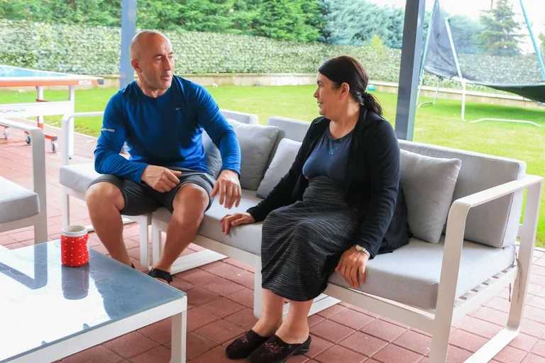 Pas sulmeve nga Isa Mustafa, Haradinaj viziton nënën dhe tregon muskujt