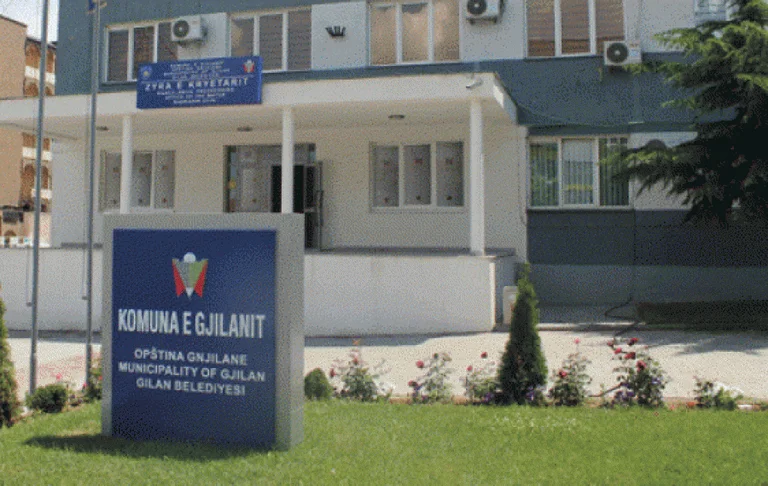 Vdes zyrtari i lartë në komunën e Gjilanit