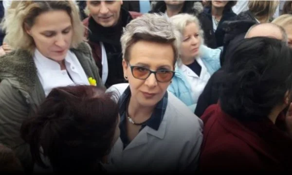Kryeinfermierja kosovare ishte diagnostikuar me kancer, tash po lufton me Covid-19