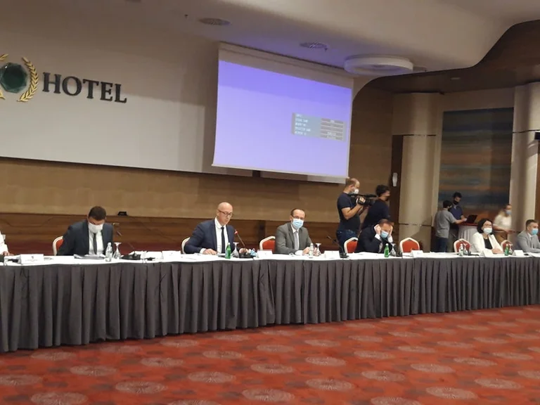 Hoti: Edhepse kemi rënie të rasteve pozitive, nuk e kemi mposhtur pandeminë