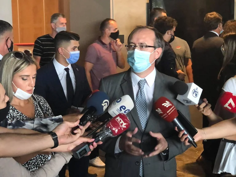 Hoti pas takimit me kryetarët e komunave: S’ka lehtësim të masave