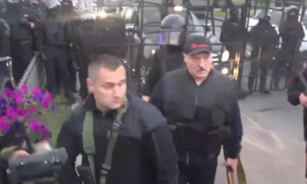 Lukashenko shfaqet me uniformë dhe me kallash në dorë