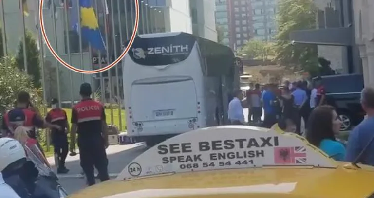 Flamuri i Kosovës valon krenar te hoteli i Crvena Zvezdas
