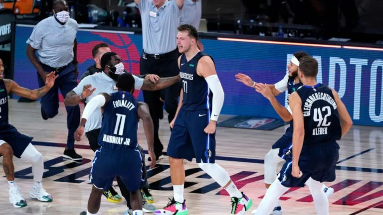 Pamje nga magjia e Luka Doncic, treshe në sekondën e fundit për t’ia siguruar fitoren Dallasit