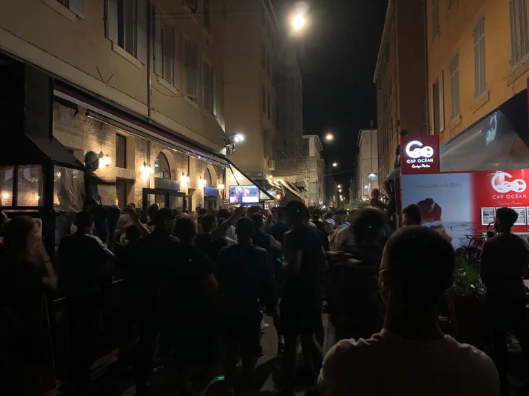 Fansat e Marseilles në qiellin e shtatë pasi PSG u mposht në finale: Pamje nga festa e çmendur