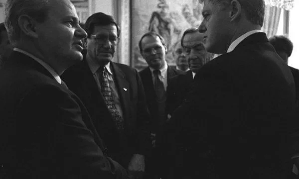 Zbulohen dokumentet sekrete amerikane: Milloshevic u zbut në Dejton pas katër gotash uiski