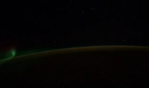 Astronautët publikojnë pamjet: Pesë objekte të panjohura që fluturojnë mbi Tokë