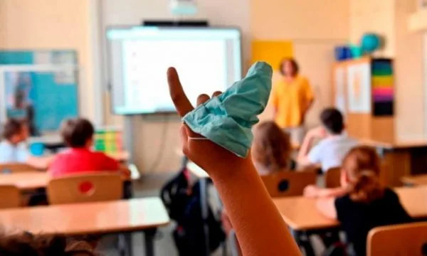 OBSH tregon a duhet të mbajnë maska fëmijët mbi moshën 12-vjeçare