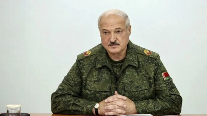 Llukashenko bën gati trupat për luftë, NATO e mohon se Bjellorusia po sulmohet nga trupa të huaja
