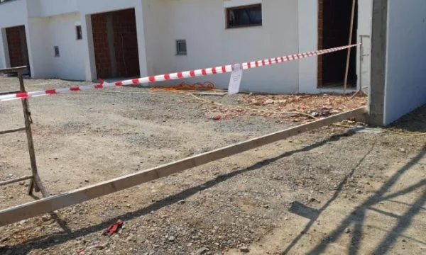 Klinezi s’ia vetë letrat inspektoratit, vazhdon ndërtimin pa leje – Lidhet nga Policia
