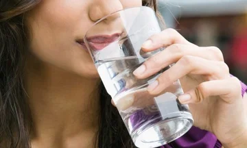 Prima o dopo pasto, quando è il momento giusto per bere acqua