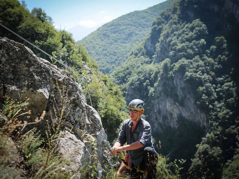 Veseli ngjitet në shtegun Via Ferrata Panorama skaj Lumbardhit në Prizren
