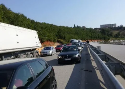 Kosovarët nisen për në bregdet, krijohen kolona të gjata