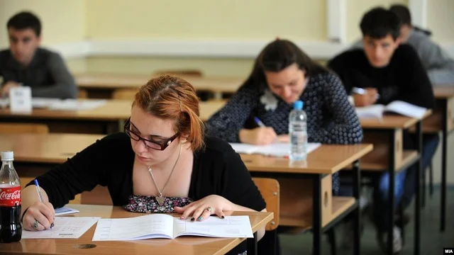 Paralajmërohen maturantët: Do të përjashtoheni nga testi nëse iu gjendet telefoni në sallë