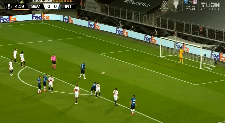 Sevilla në shok, Lukaku nuk gabon nga penalltia