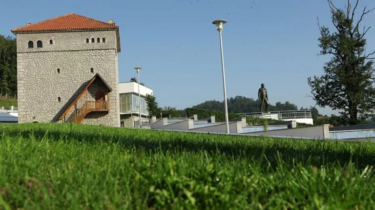 Thaçi publikon pamje nga Kompleksi Memorial “Zahir Pajaziti”