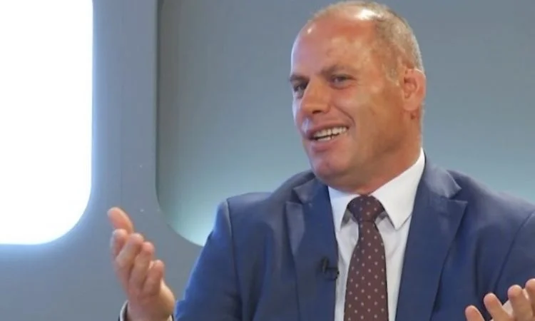 Ramiz Lladrovci lirohet nga spitali: Me mjekë, ia tregova vendin virusit të keq