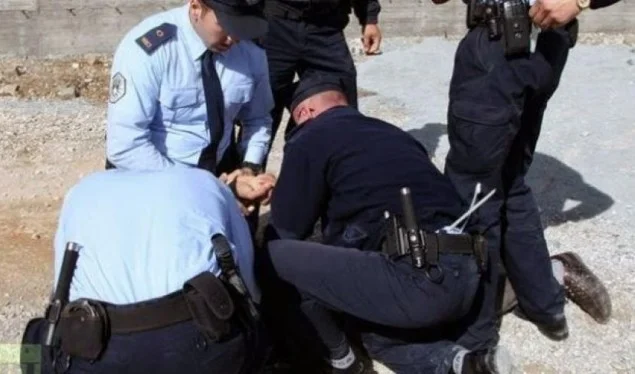 Dy gra e një burrë sulmojnë policët në Fushë Kosovë