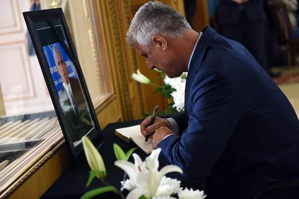 “Ishim bashkë në luftë e paqe”, Thaçi kujton Bajram Rexhepin në tre vjetorin e vdekjes