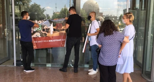 Studentët kërkojnë hapjen e bibliotekave