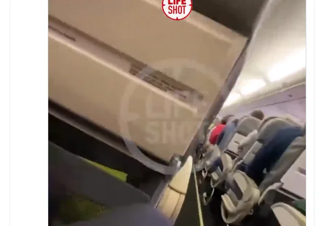 El momento en que el teniente ruso grita navalmente en el avión desde el dolor después de ser envenenado con té (Vídeo)