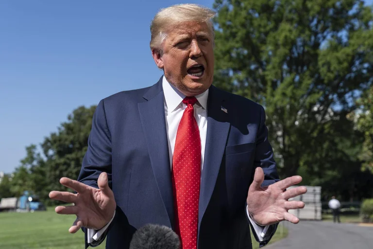 Chef de l'opposition russe dans le coma après avoir été empoisonné avec du thé, le président Trump parle