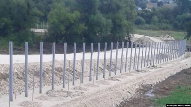 Construction of the thorn wire fence on the Serbia-Macedonia and V border. A Declaration From the EU