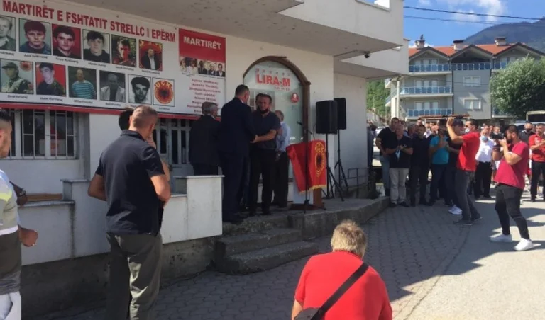 Nach 30 Jahren, Decanis Familie dank dem Blut des ermordeten Bruders
