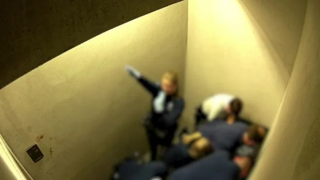 Algunos se reían, uno daba saludos nazis: Imágenes de maltrato de agentes de policía belgas al Eslovaco
