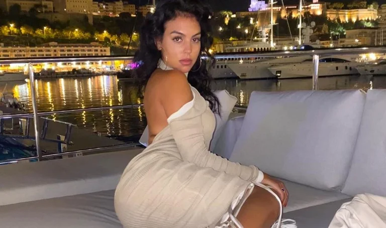 Ronaldo's partner shows up provocatively dressed in a tight dress