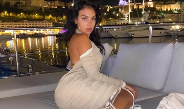 Le partenaire de Ronaldo se montre provocant vêtu d'une robe serrée