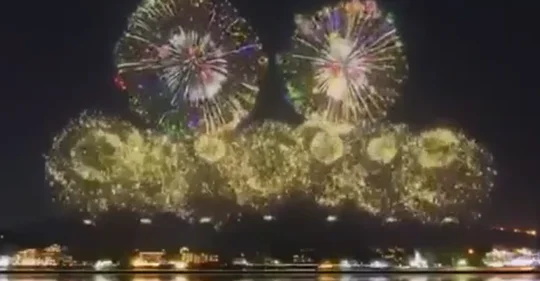 Das japanische Licht olympisches Feuerwerk