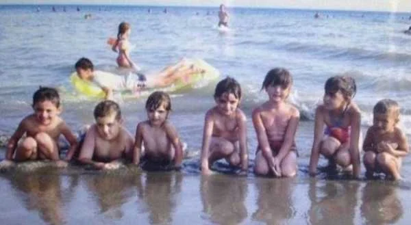 Kosovo Mädchen sendet ihr ein Bild von der Kindheit, aber sie ist überrascht, ihren Mann darauf zu sehen