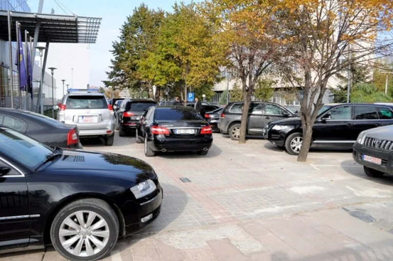 Hoti lors d'une réunion avec Ramos pour travailler dans la rue Decan-Plav