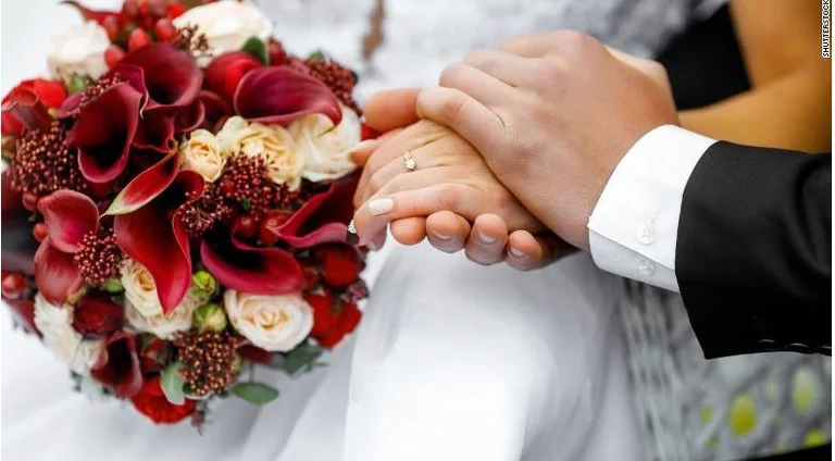 Les couples prennent l'état au tribunal, veulent un mariage avec plus de 100 invités