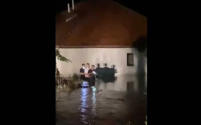 Mit Seil helfen sie ihm, aus seinem Haus zu kommen, nachdem er mit Wasser aus den Regen gefüllt wurde