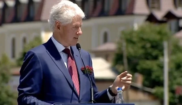 Bill Clinton célèbre aujourd'hui le 74e anniversaire de Kosovars avec lui