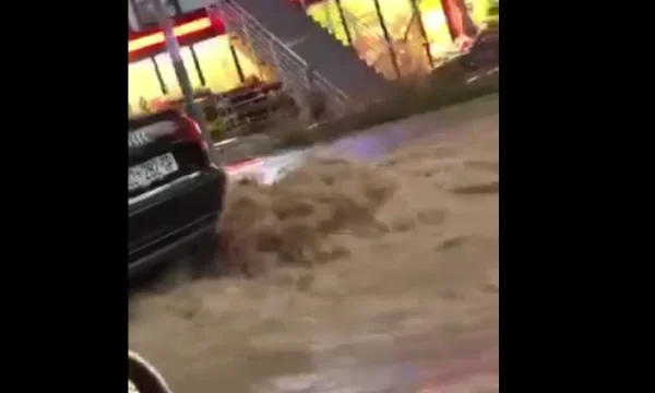 Pristina “est constituée d'une rivière”, après les inondations de pluie dans l'eau de la rue B