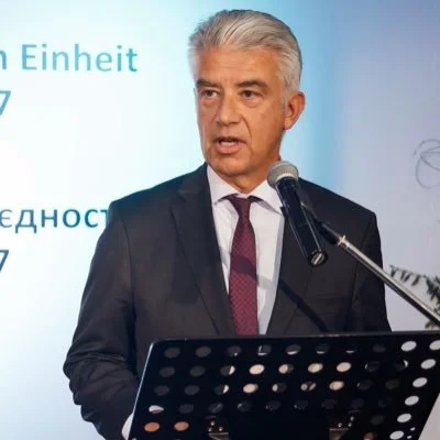 L'ambassadeur allemand en Grèce poste pour Ali Pacha, Grecs: C'est une provocation.