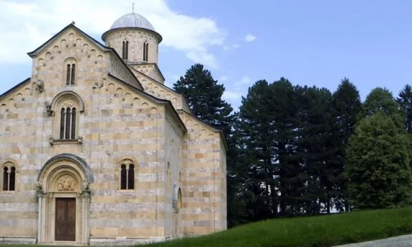 Mystère de la rue reliant le Kosovo au Monténégro, entre religion, politique et violations de la loi