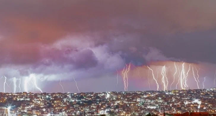 De nombreux éclairs ont éclairé le ciel de Pristina ce soir