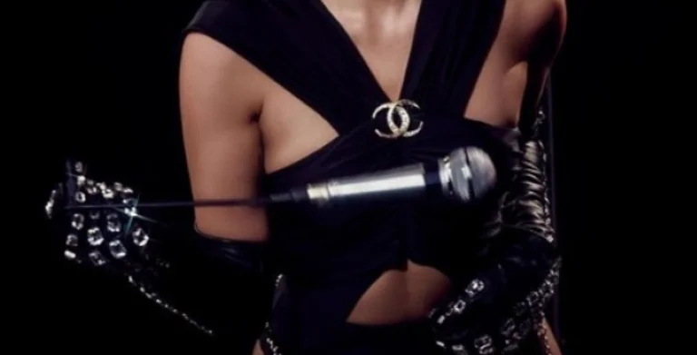 Millie Cyrus completely naked