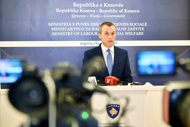 Ministri Reçica : Do të njohim stazhin e punës për të punësuarit e viteve 90-ta