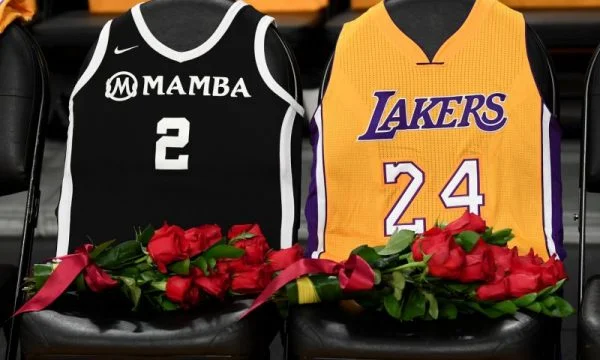 Los Lakers honran a Kobe Bryan con un fan especial para él
