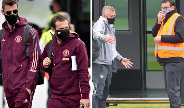 After last night's defeat, the Manchester United coach is photographed in anger.